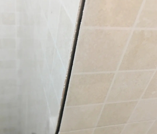 应县瓷砖空鼓维修公司分享阳台瓷砖脱落的修复过程可以分为以下几个步骤
