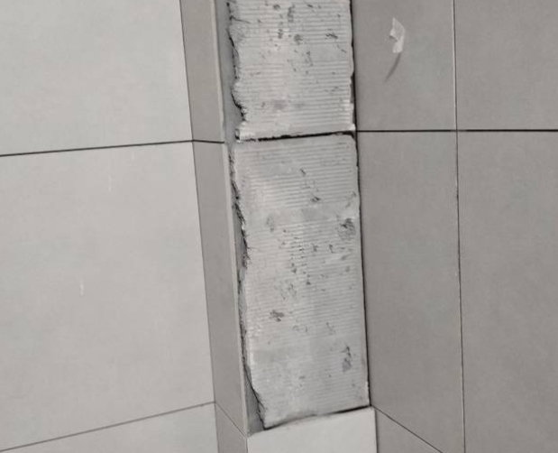 应县瓷砖空鼓维修公司分享下瓷砖施工前基层浇水润湿程度不足，可能导致以下问题
