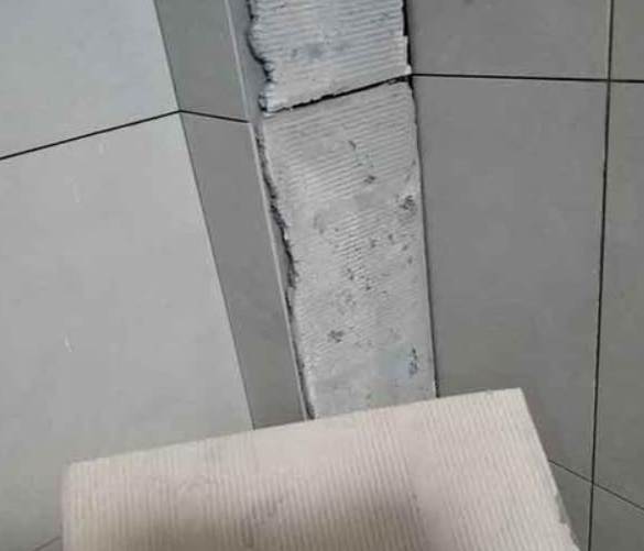 应县瓷砖空鼓维修公司分享下厨房瓷砖脱落的补救措施。